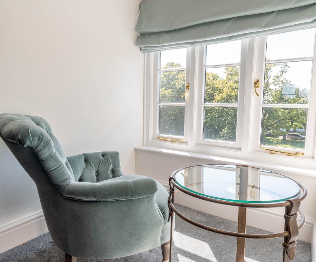 Lot: 29 - CHARACTERFUL FLAT IN A DESIRABLE NORFOLK COASTAL TOWN - Window to the front overlooking the Buttlands